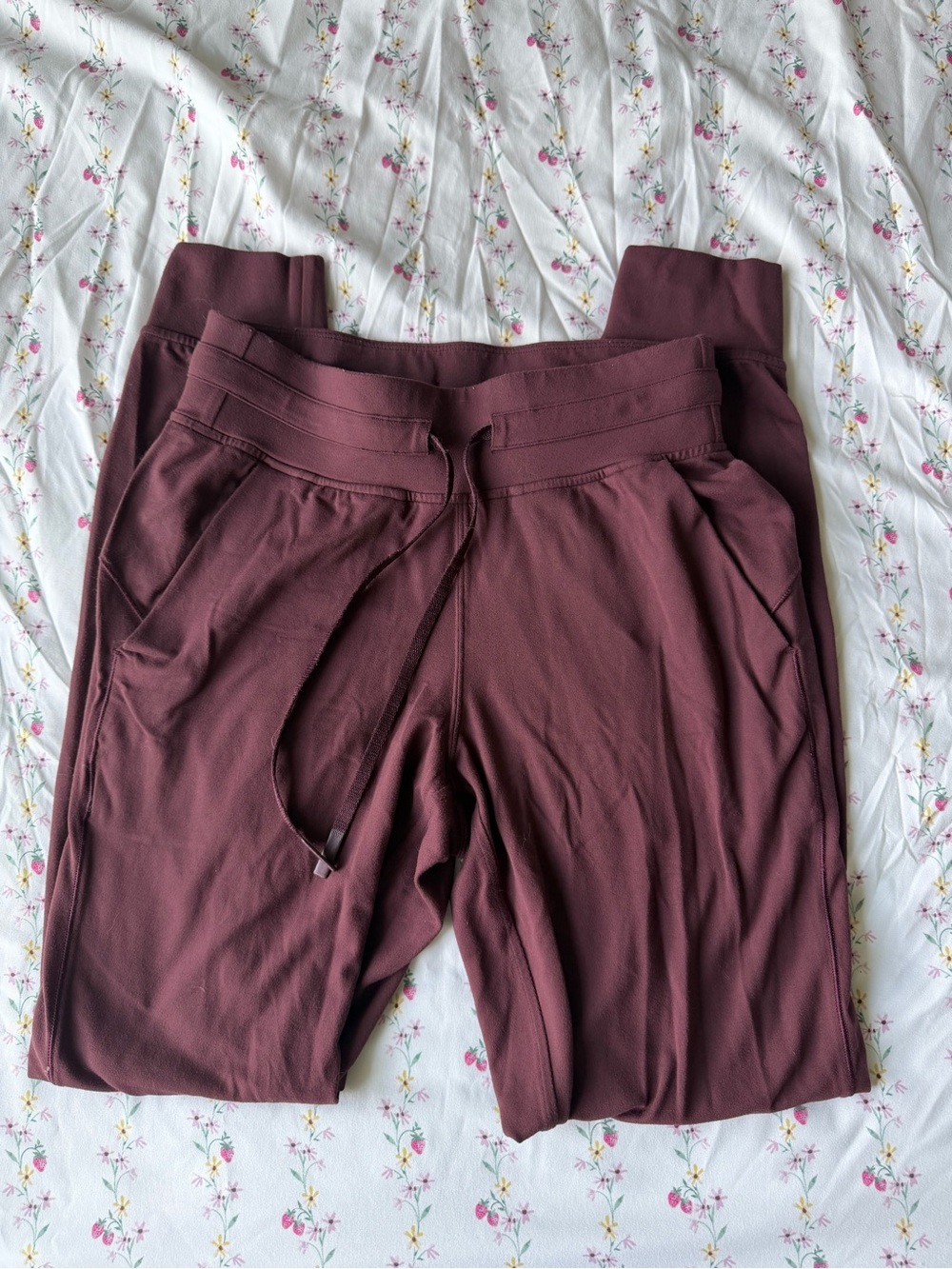 Lululemon maroon joggers